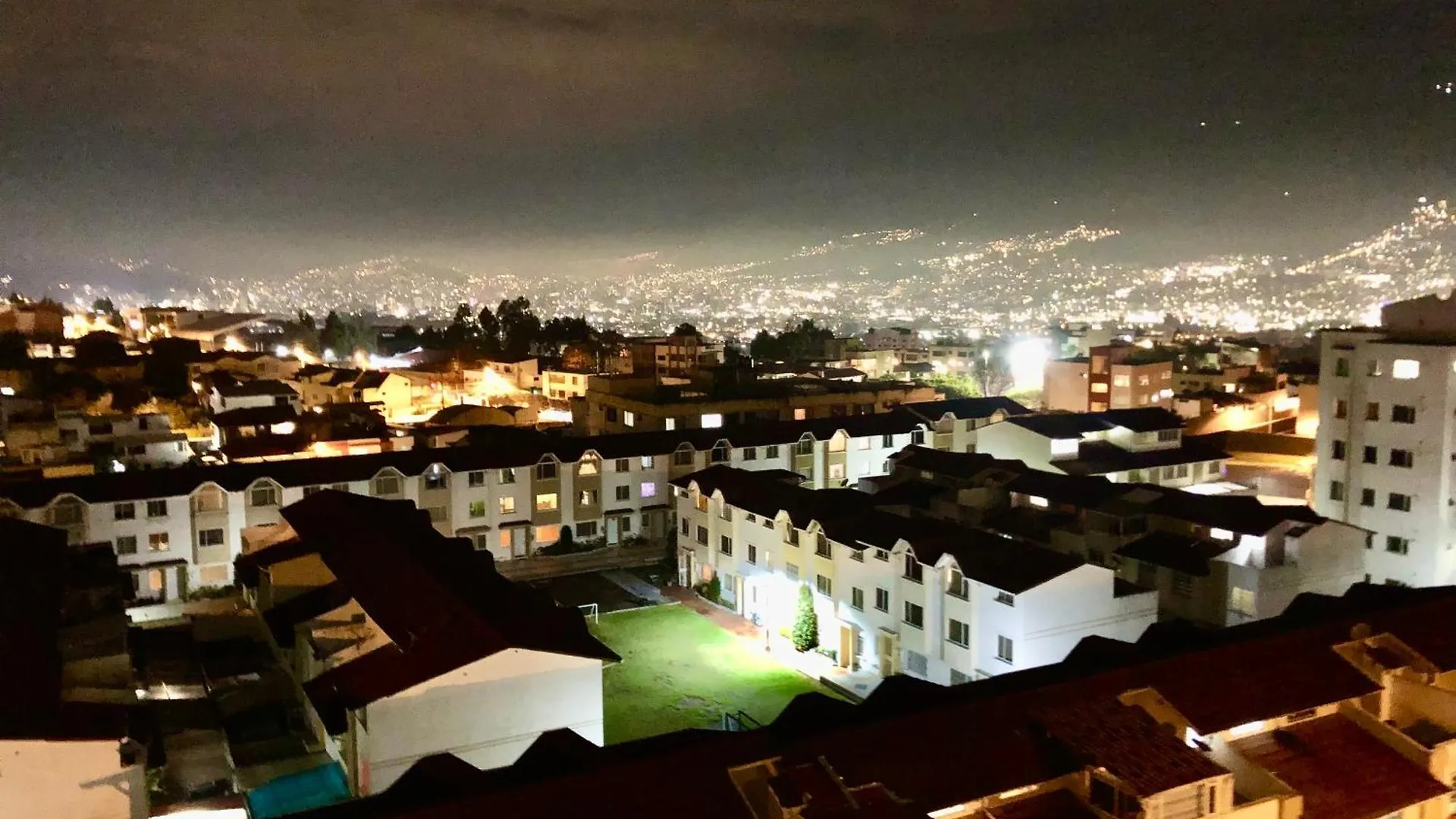Apartamento A Una Cuadra De La Embajada Americana Y Hospital De Solca Apartment Quito