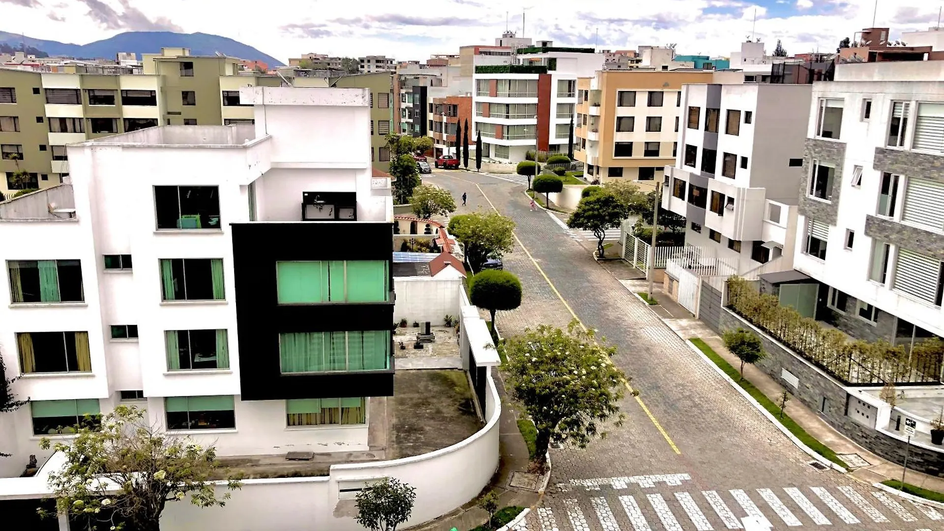 Apartamento A Una Cuadra De La Embajada Americana Y Hospital De Solca Apartment Quito